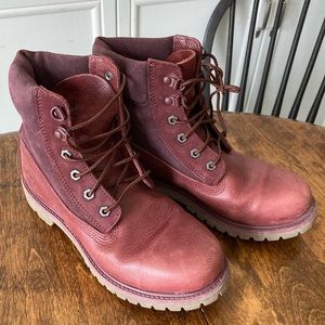 Women’s Timberland boots is burgundy wine size 8.5